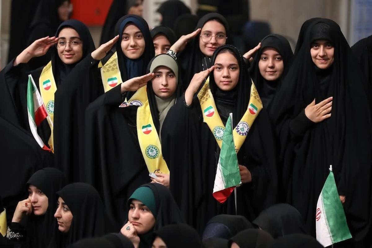 یک روز شیرین در دیدار نوجوانان با رهبری